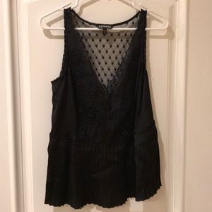Express beautiful lace top size M